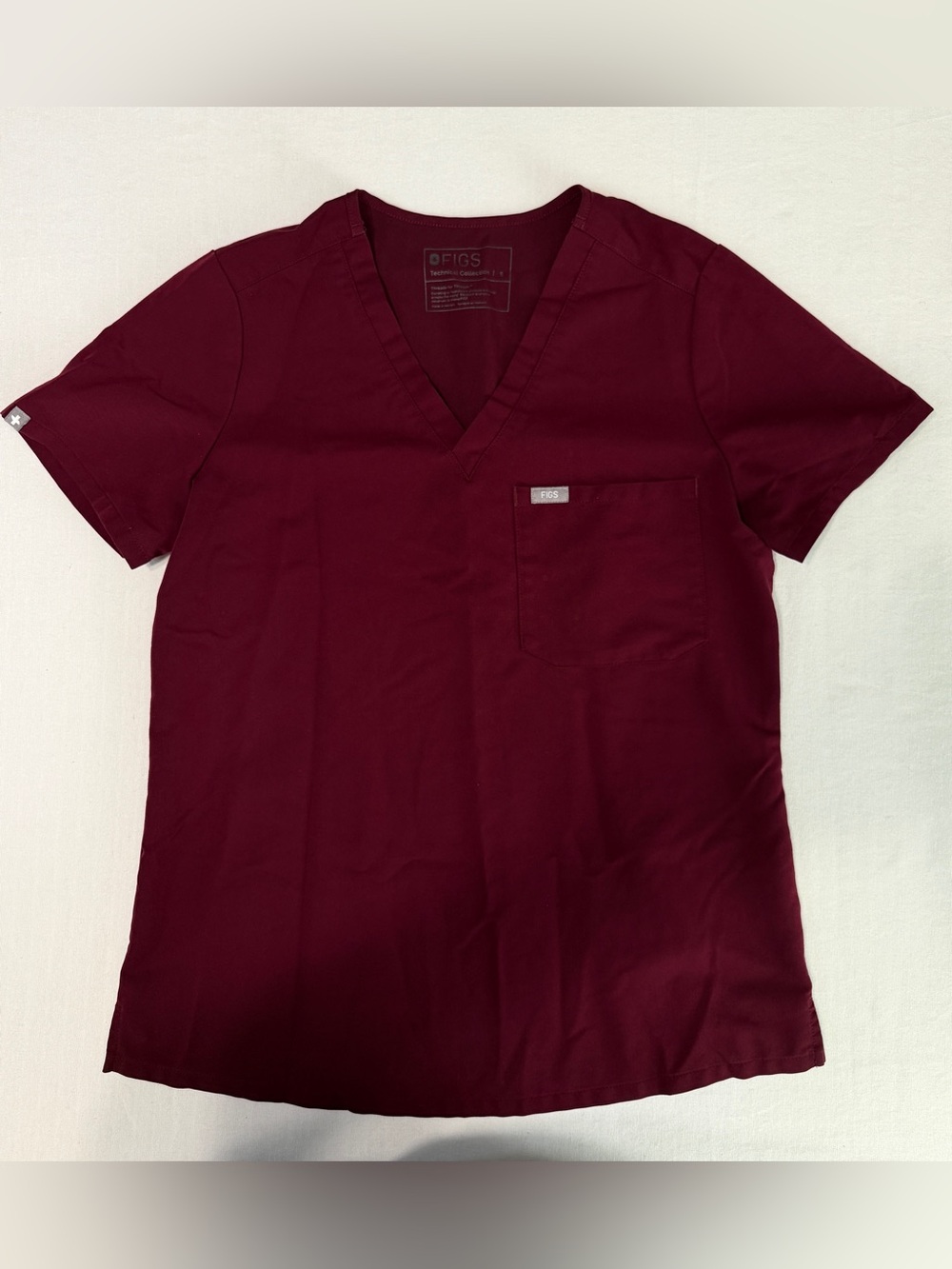 Figs Men’s V-Neck Scrub Top in Burgundy